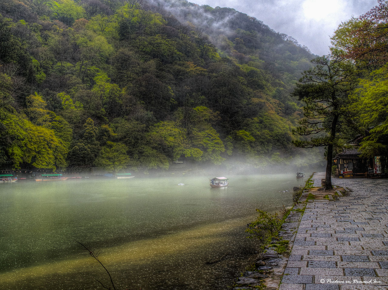 雨に煙る川面　京都・嵐山