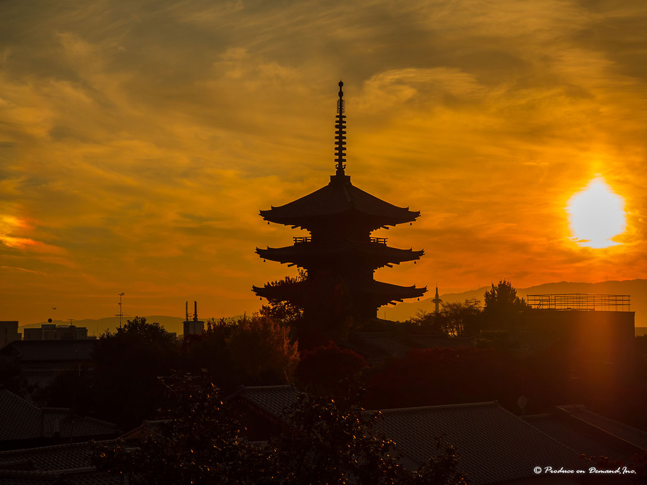 晩秋の八坂の塔（法観寺）　京都・東山